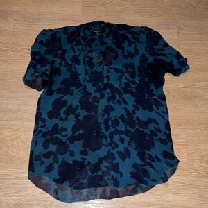 Aritzia Babaton short sleeved blue ruffled silk blouse with abstract pattern